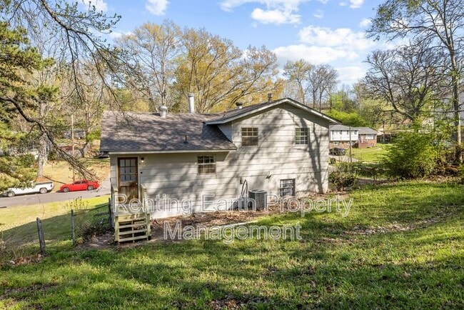 Foto del edificio - 2836 Creek Ln NE