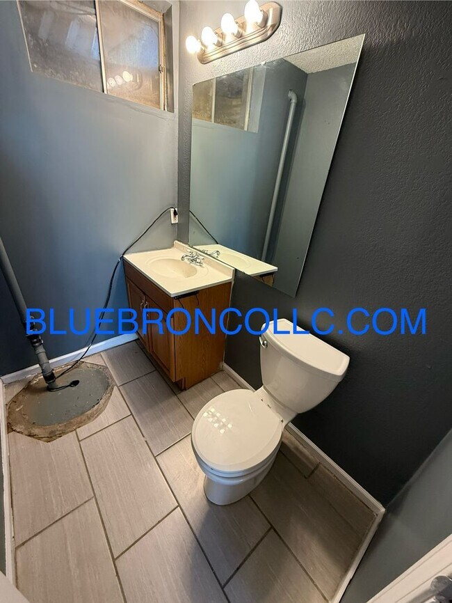 Foto del edificio - Newly renovated 2 bedroom with fresh paint and new flooring!