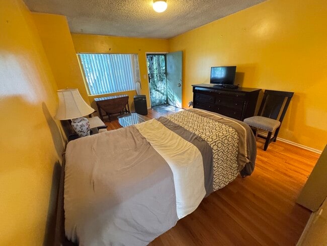 Building Photo - 1152 Irolo St