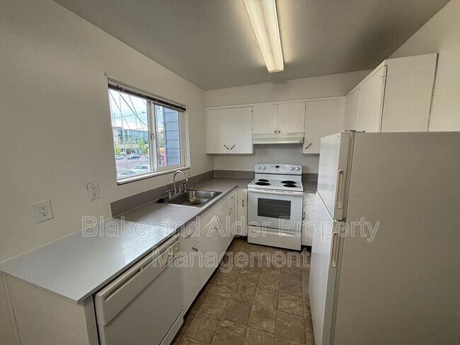 Building Photo - 5950 SW Hall Blvd