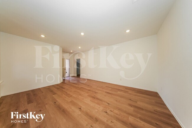 Building Photo - 441 Labelle Ln