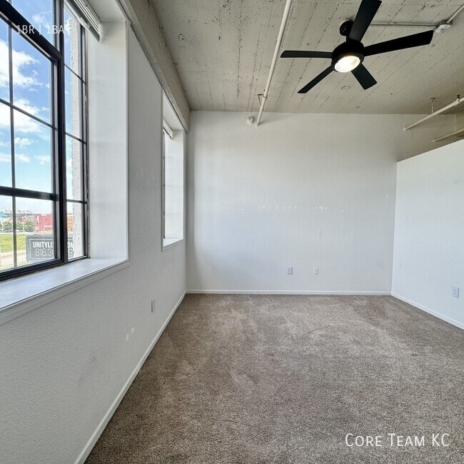 Building Photo - 320 W 7th St