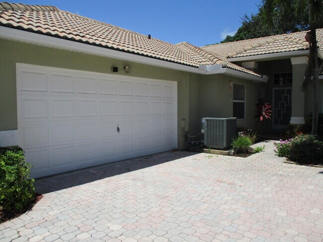 Building Photo - 5355 Grande Palm Cir