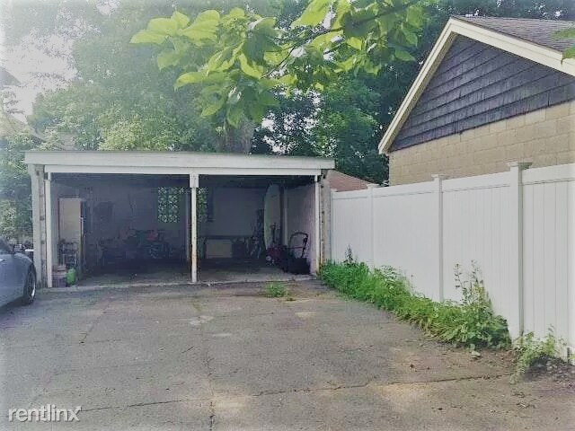 Building Photo - 3 br, 1.5 bath Duplex - 8 Park Ave