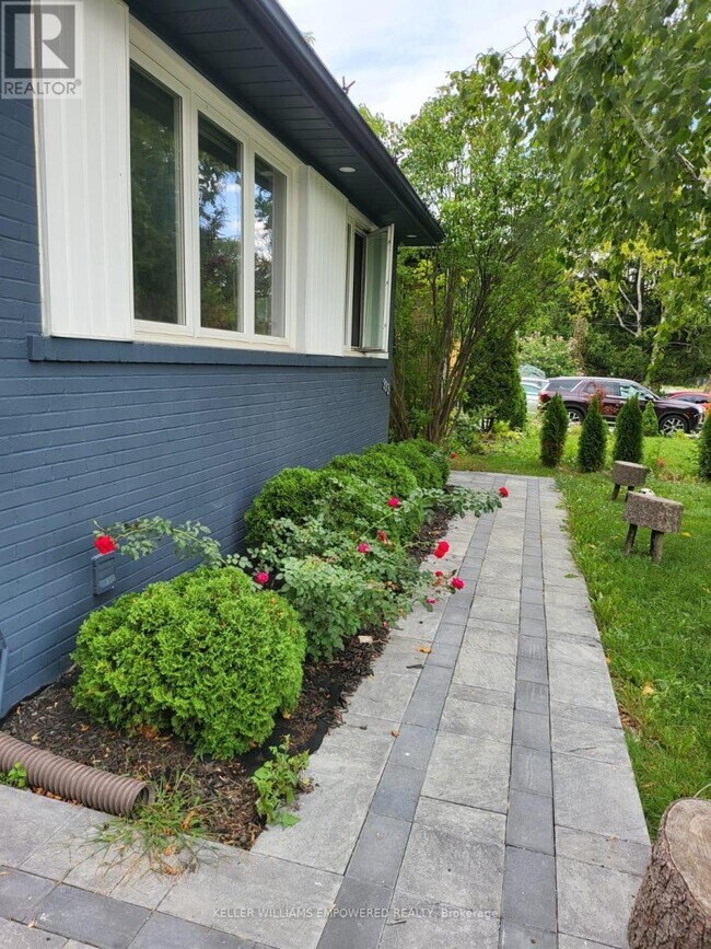 Building Photo - 333 Paliser Crescent S