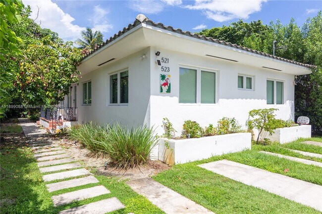 Foto del edificio - 523 NE 68th St