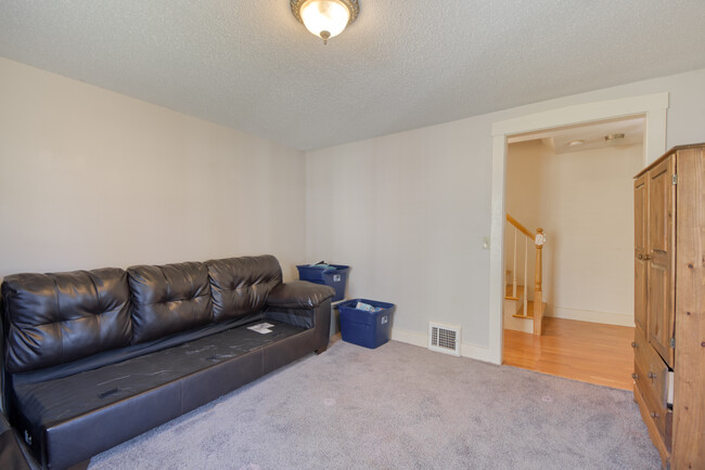 LR - 433 N Main St