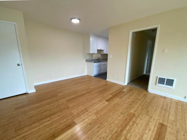 Foto del edificio - Spacious Top Floor One Bedroom with Great Natural Light in Mt Tabor/Montivilla!- PETS WELCOME! Of...