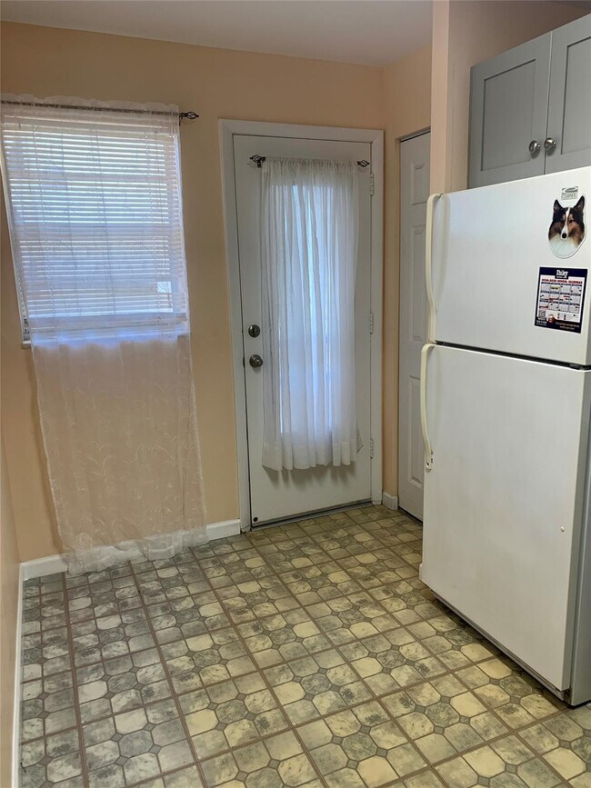 Building Photo - 1710 NE 191st St