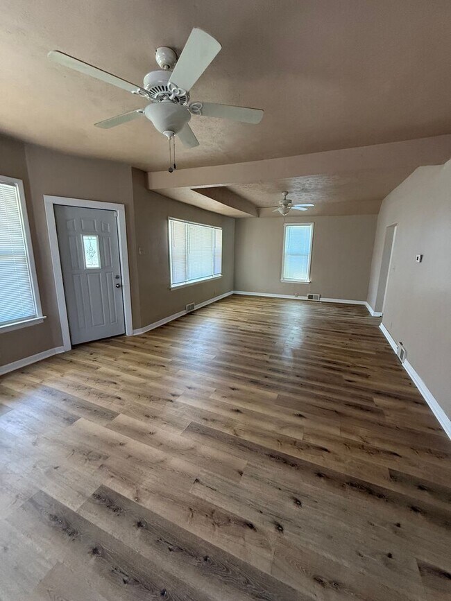 Foto del edificio - 1157 W Elliott Ave