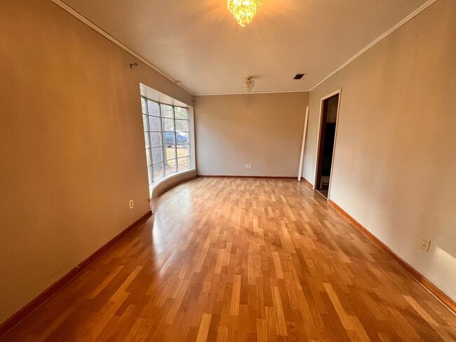 Building Photo - HAUGHTON HOME WITH TONS OF SPACE