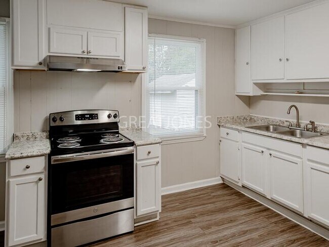 Building Photo - 2525 Sheraton Dr