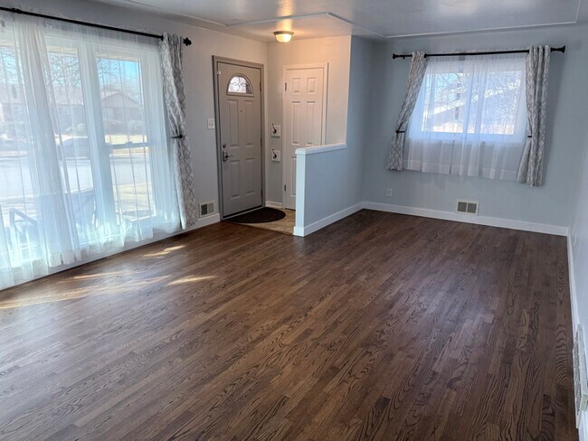 Foto del edificio - 10460 Livingston Dr