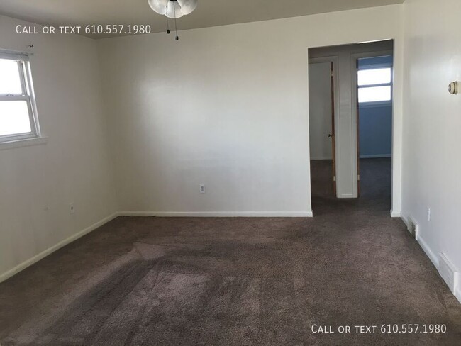 Building Photo - Clean and Updated 2 Bedroom 1 Bath apartme...