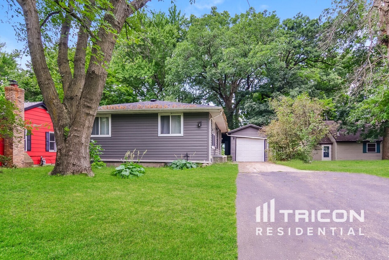 Foto principal - 1056 S Shore Dr