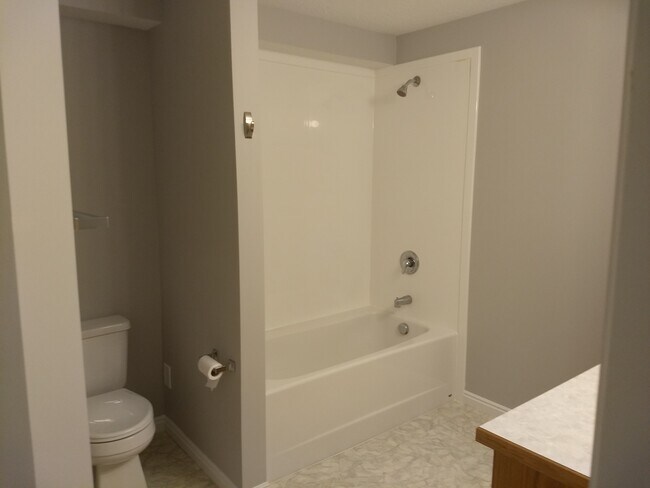 Bath - 1667 W Brigadoon Park Dr
