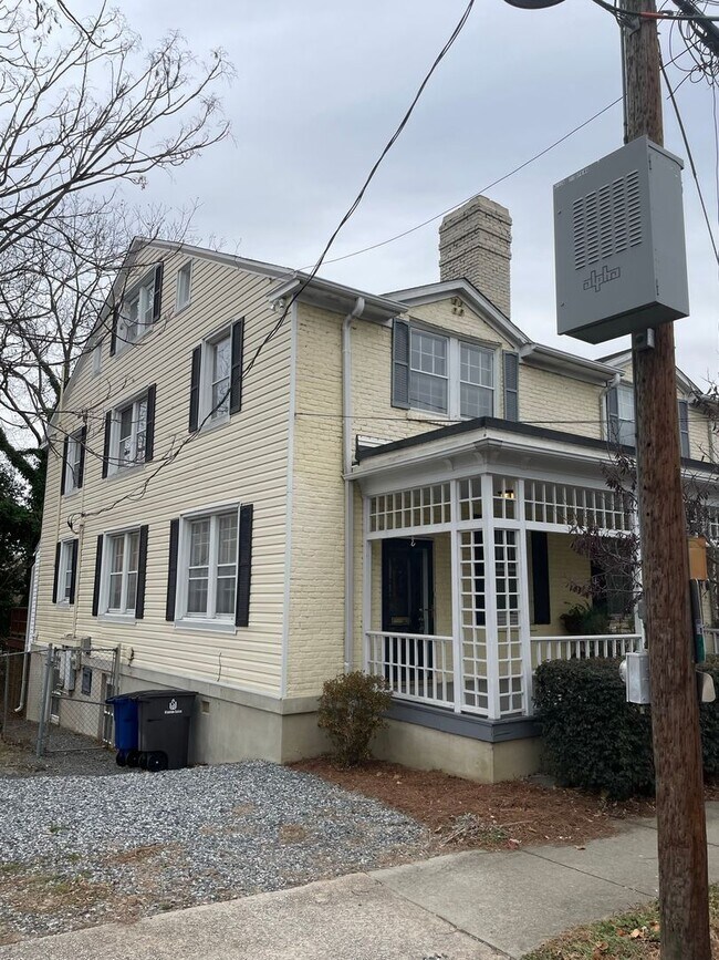 Foto del edificio - 311-313 N Spring St