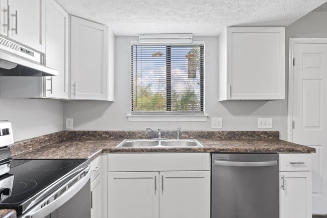 Building Photo - MAY MOVE IN SPECIAL - REDUCED