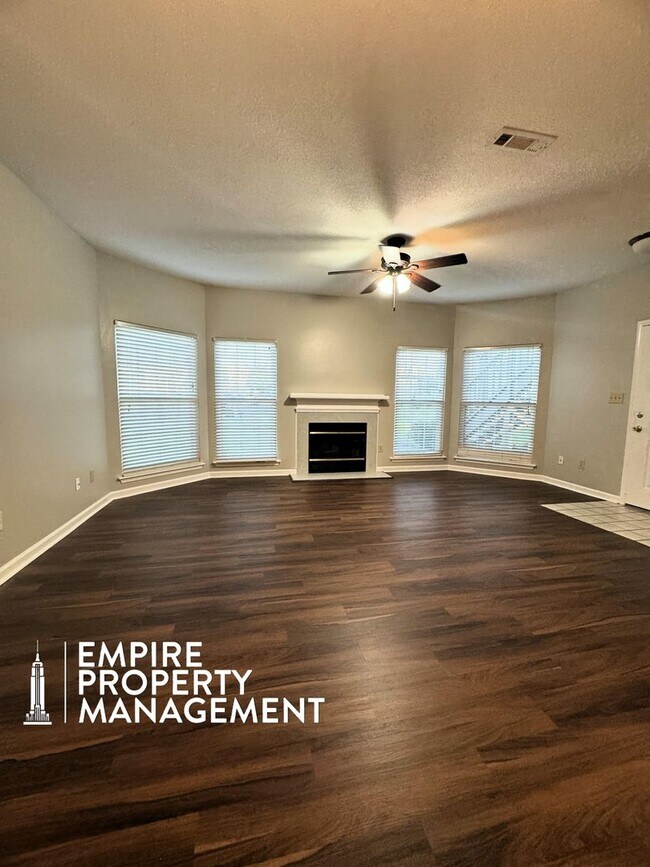 Foto del edificio - Move-In Special!! 1/2 Off First Month's Rent!!