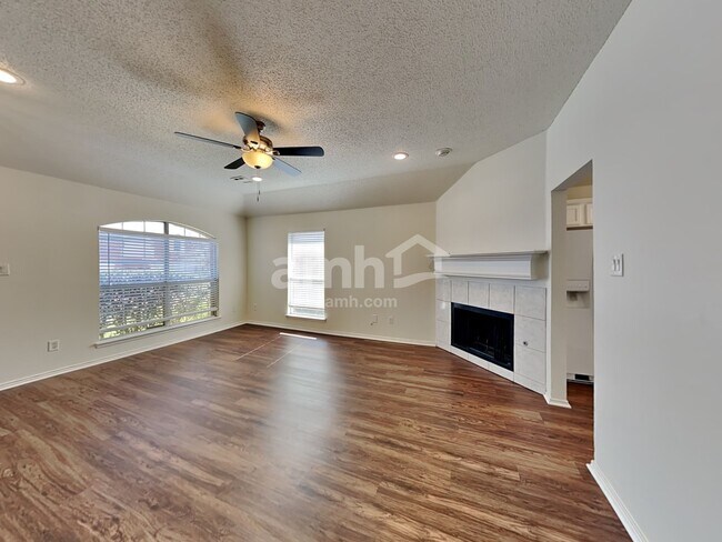 Building Photo - 2112 Sophie Lane