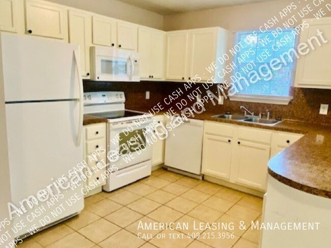 Building Photo - Must-See 3-Bedroom 2-Bath Duplex Unit Avai...