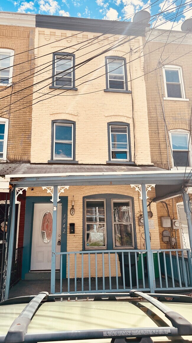 Building Photo - 1042 Spring Garden St