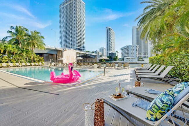 Building Photo - 2602 E Hallandale Beach Blvd