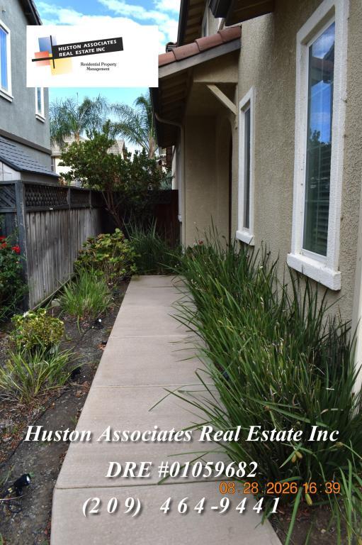 Building Photo - 458 N Covina St