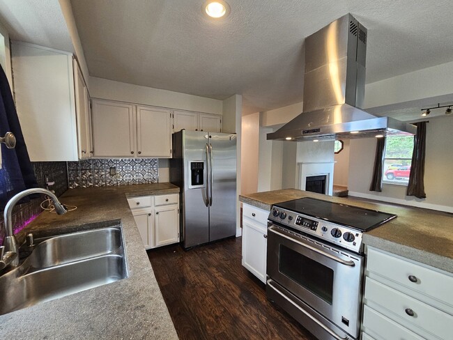 Building Photo - "Luxurious 3-Bed, 3-Bath Townhouse with Gr...
