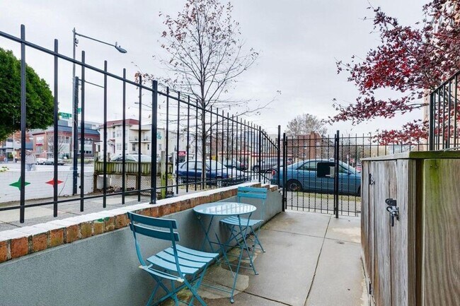 Foto del edificio - Amazing 2 Bedroom, 2 Full Bathroom 14th St Apartment with Secure Parking!