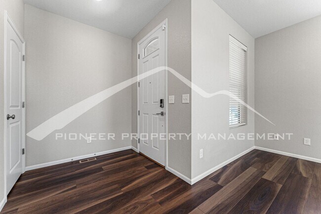 Foto del edificio - Single Family Home with 2 Car Garage and C...