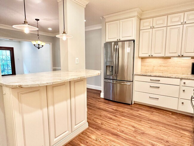 Building Photo - Sutton Place - 3 beds 2.5 baths!  Parking!...