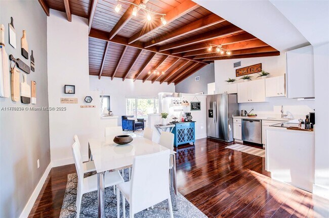 Foto del edificio - 2190 NE 169th St