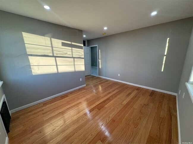 Foto del edificio - 45-47-47 Parsons Blvd