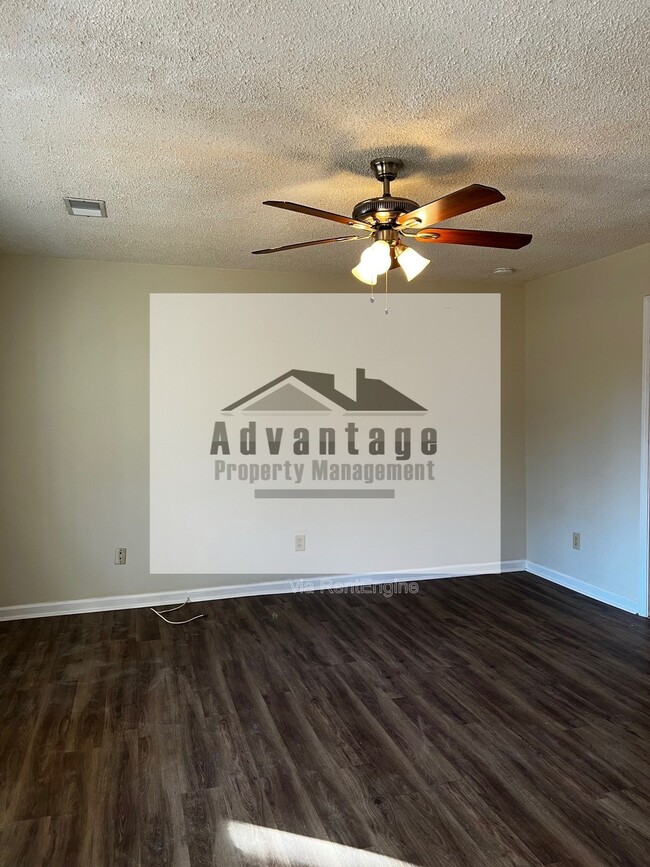 Building Photo - 420 N Elizabeth Ln