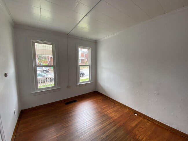 Building Photo - 312 W Cottage Pl