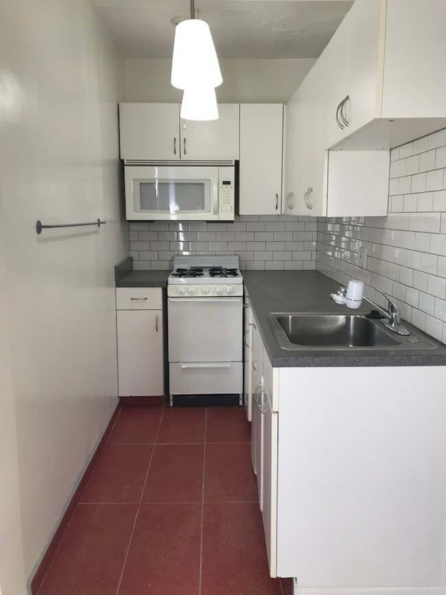 Kitchen - 517 Vernon Ave