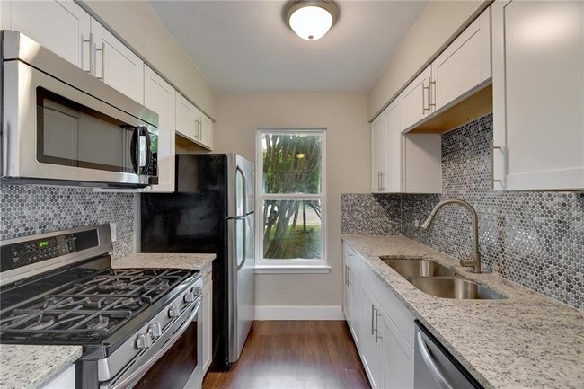Foto del edificio - 7504 Carver Ave