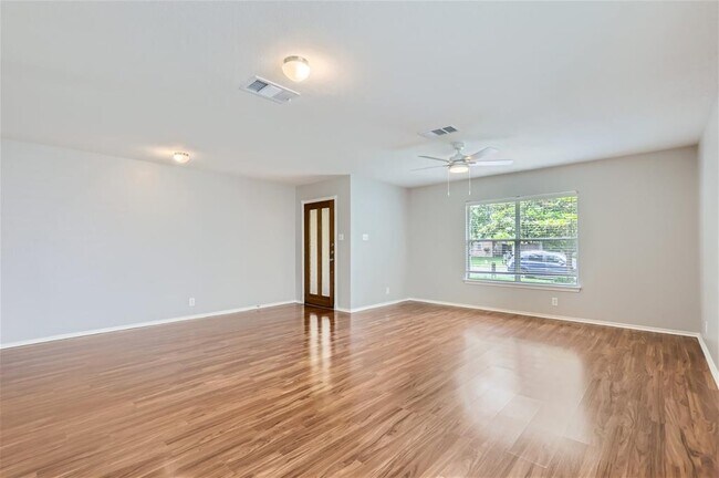 Building Photo - 2202 Milan Dr