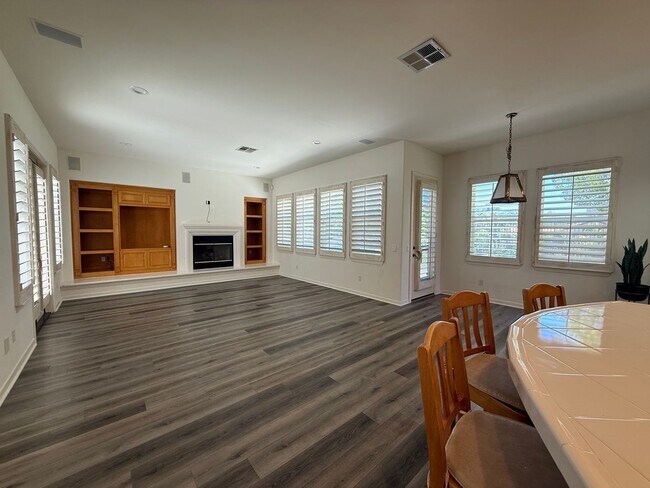 Foto del edificio - 4 bed, 3 1/2 bath beautiful home Wood Ranc...