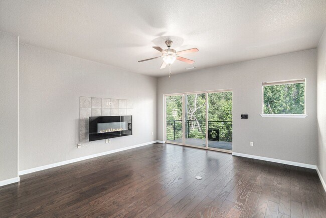 Foto del edificio - Creekside Townhome with Balconies on Every...