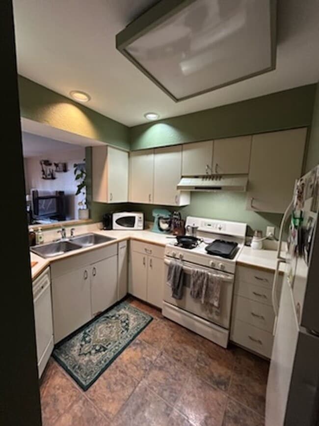 Building Photo - This 3 Bedroom, 2.5 bath condo is located ...