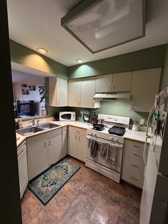 Foto del edificio - This 3 Bedroom, 2.5 bath condo is located ...