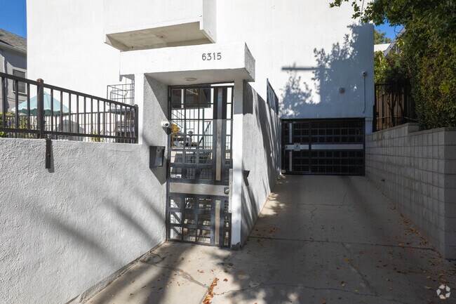 Entrada - 6315 Primrose Ave