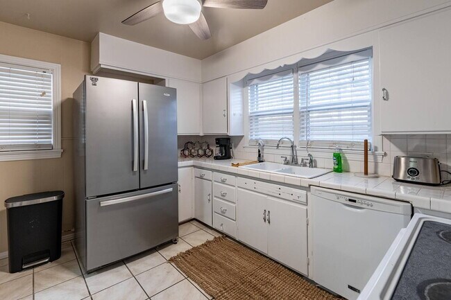 Building Photo - Move In Special of half off the first mont...