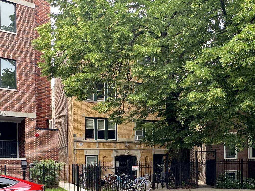 Primary Photo - 2432 N Linden Pl