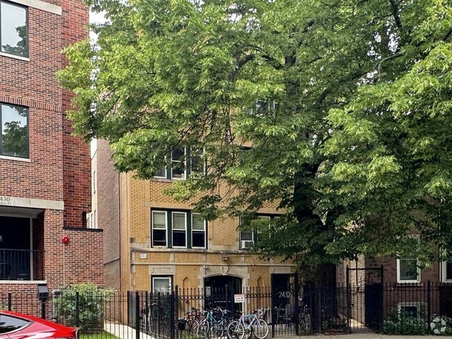 Building Photo - 2432 N Linden Pl