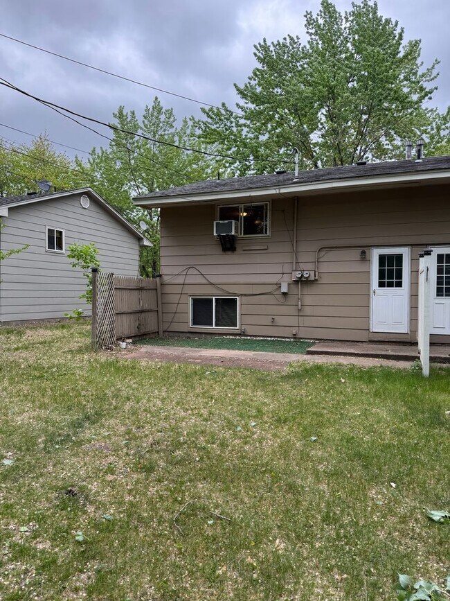 Foto del edificio - 2 Bed 1.5 Bath, Yard and shed, 2 Off stree...