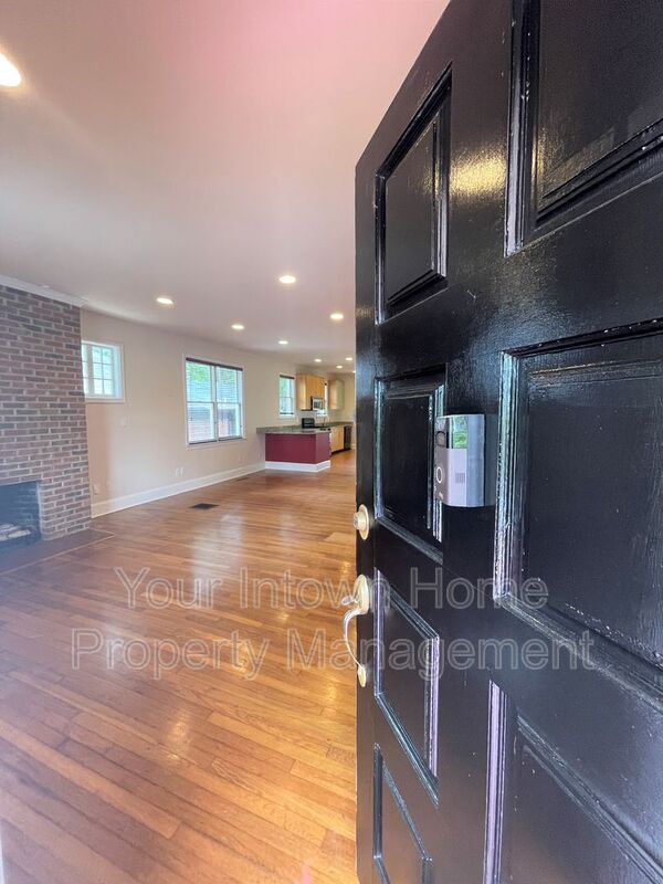 Building Photo - 639 Somerset Terrace NE