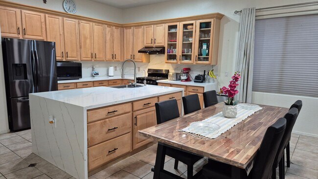 Foto del edificio - Charming Remodeled single level 4 Bed 2 Ba...